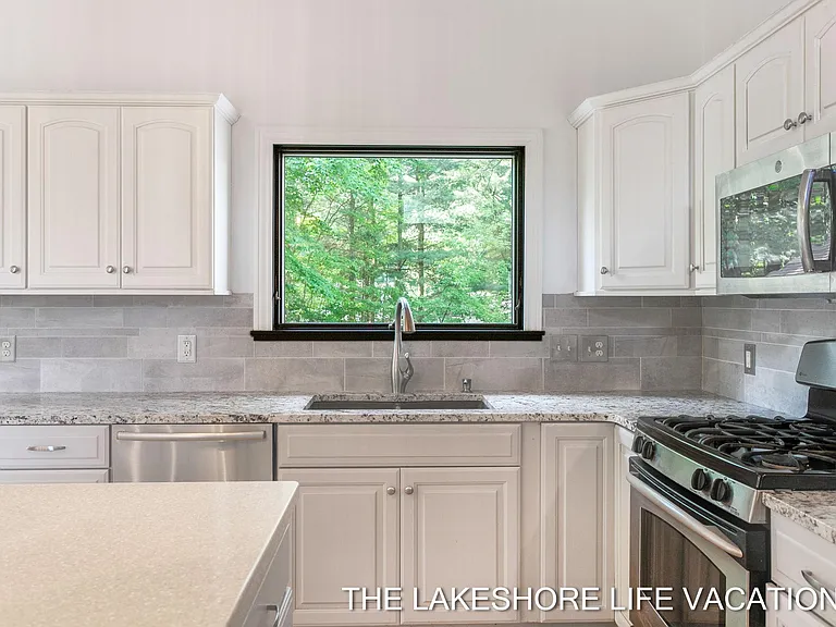 3892 Lakeridge Dr — Photo 17