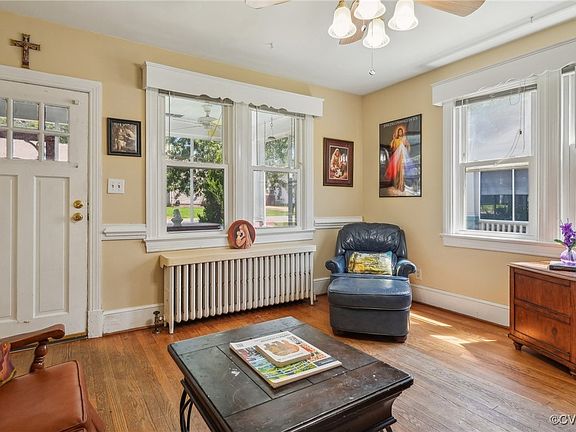 5th image of 2207 Byron St