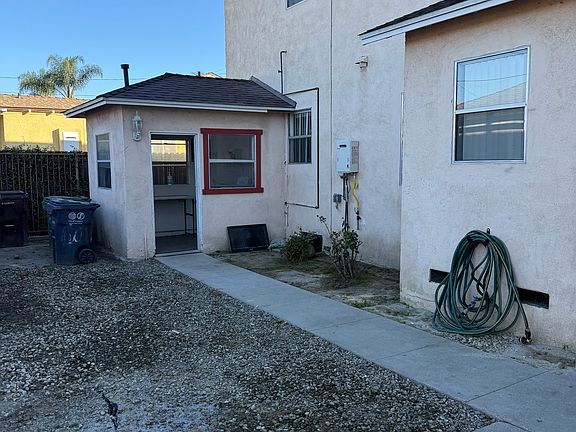 Photo of the back of the building. You can see the laundry room.