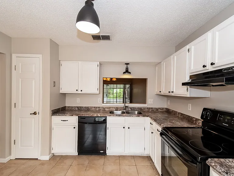 1826 Ashmore Green Dr — Photo 9
