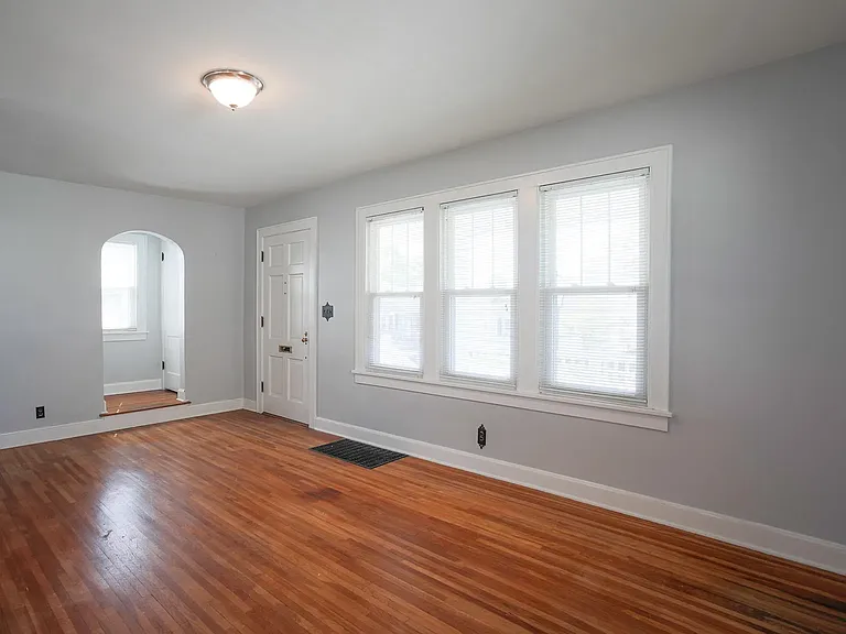 815 E Chestnut St — Photo 13