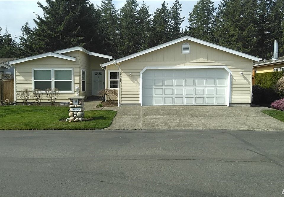  2005   Triple wide 1452 sq ft home 2 bedroom/with den 1.75 bath. Move in Ready!