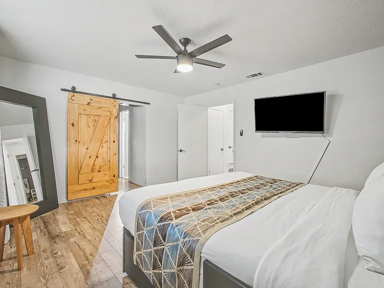 913 Sandhurst Dr — Photo 23