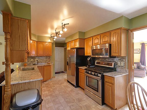 4th image of 22520 Hillcrest Dr