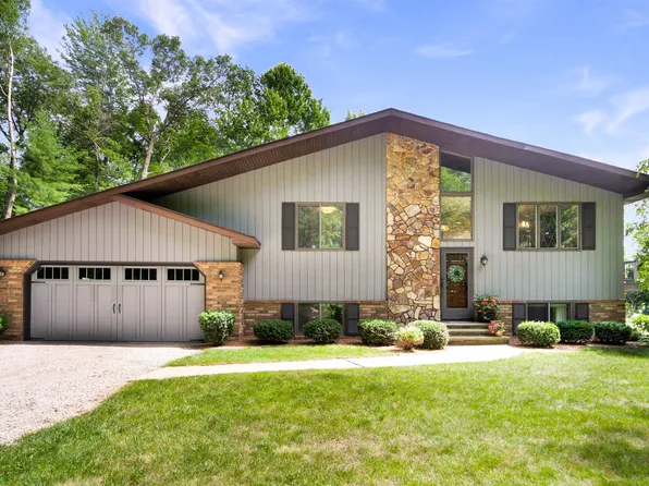 3353 Pine Forest Dr, Green Bay, WI 54313
