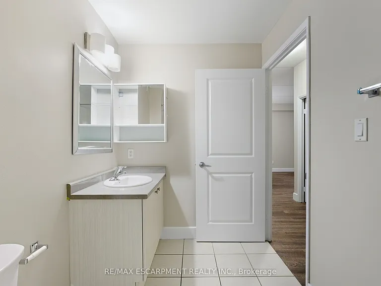 149 Main St W #203 — Photo 16