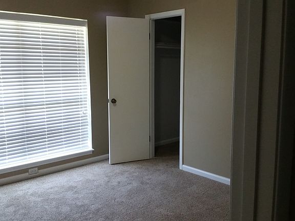 3rd image of 318 Trailwood Cir