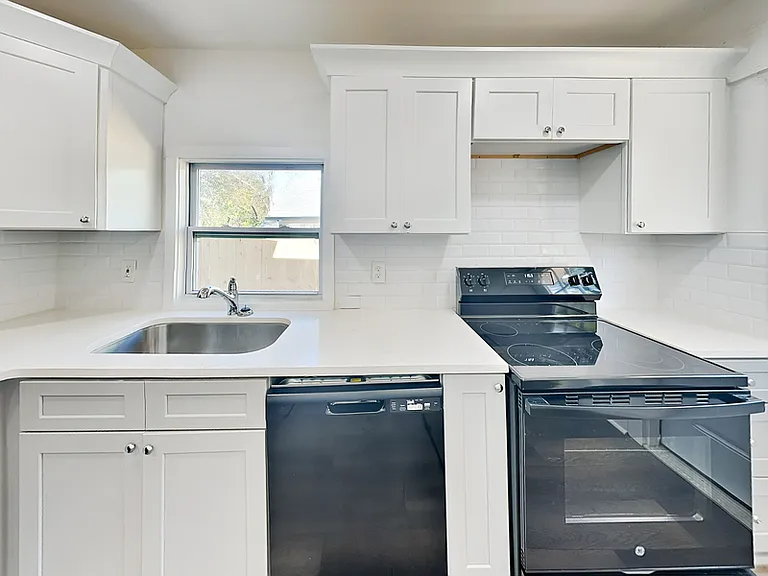 12 S Eugenia Pl NW — Photo 4