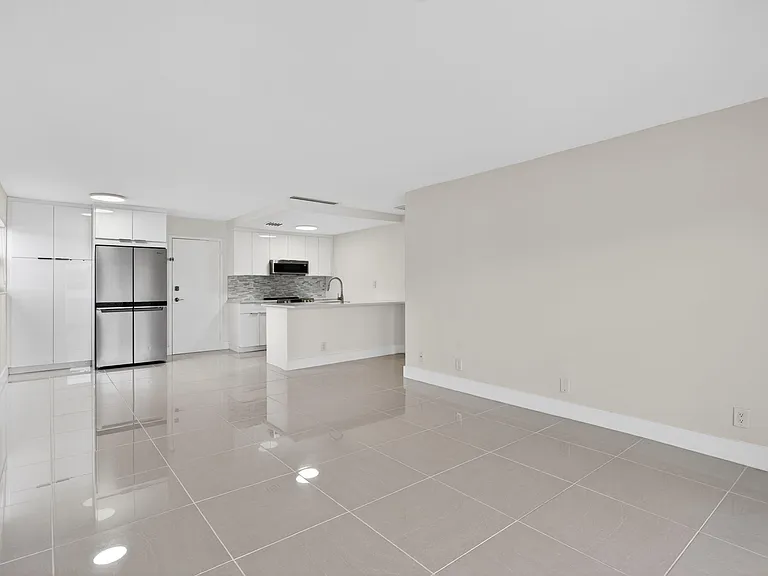 3212 NE 12th St #204 — Photo 10
