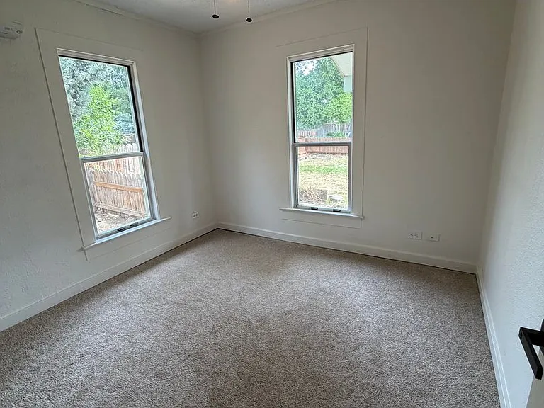 403 N Pacific St — Photo 3