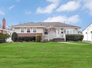 2940 Carlyle Rd, Wantagh, NY 11793