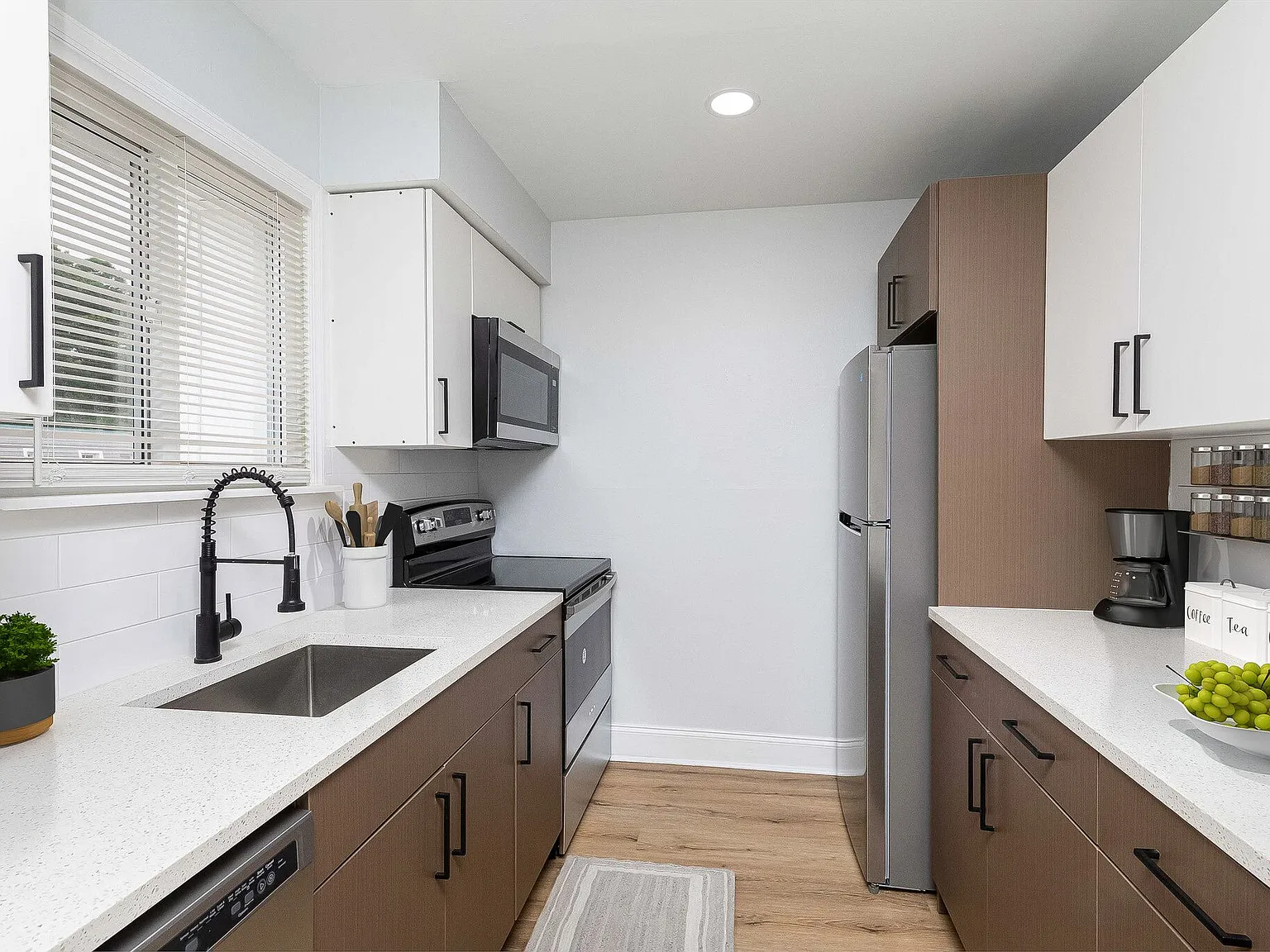 Claridge Court Apartments — Photo 4