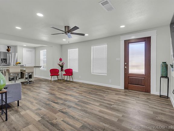 4th image of 305 W Broadway St