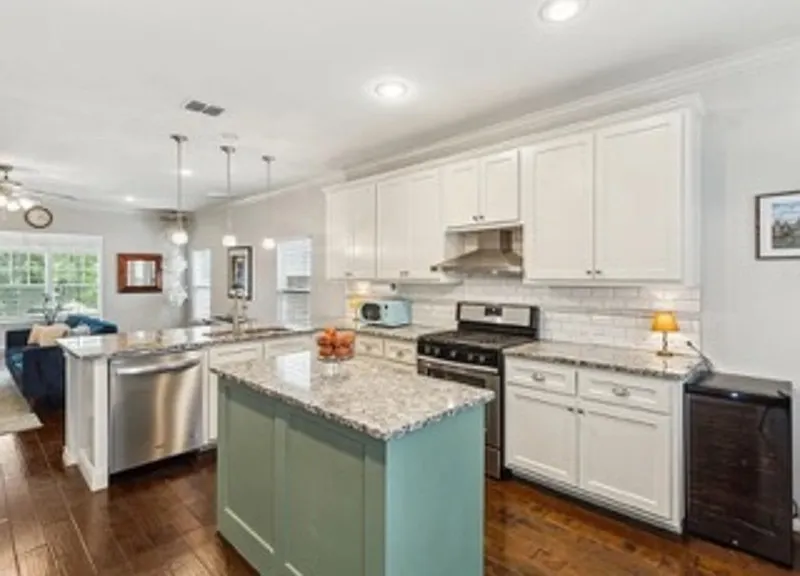 3 bed, 2.5 bath, 1922 sqft, $3,500 — Photo 2
