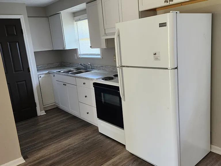 82 S Harrison St #B — Photo 4