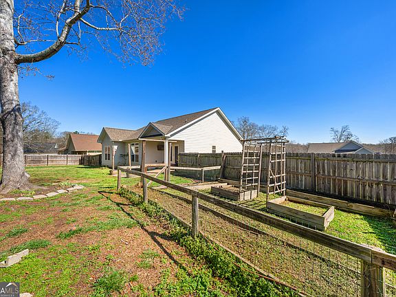 4th image of 529 N Point Cir