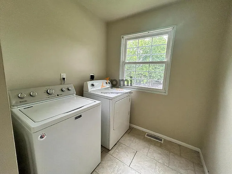 385 Briarwood Dr — Photo 12