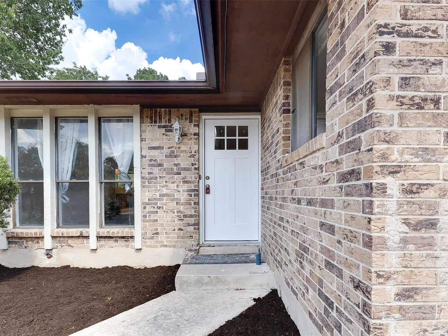 4 bed, 2.0 bath, 1942 sqft, $2,695 — Photo 3