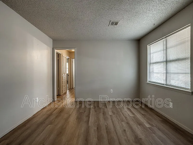 3 bed, 1.0 bath, 891 sqft, $1,095 — Photo 4