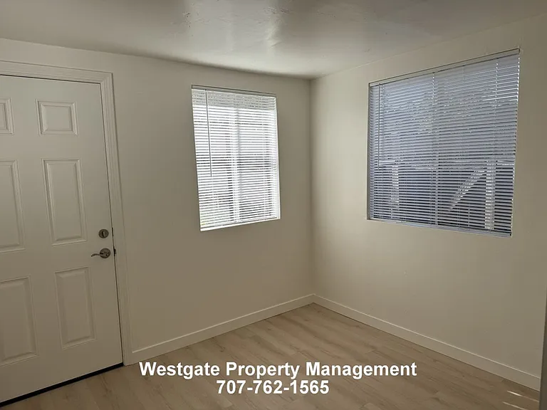 360 E School St — Photo 12