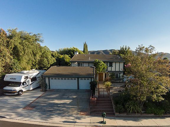 2nd image of 690 Whispering Oaks Pl