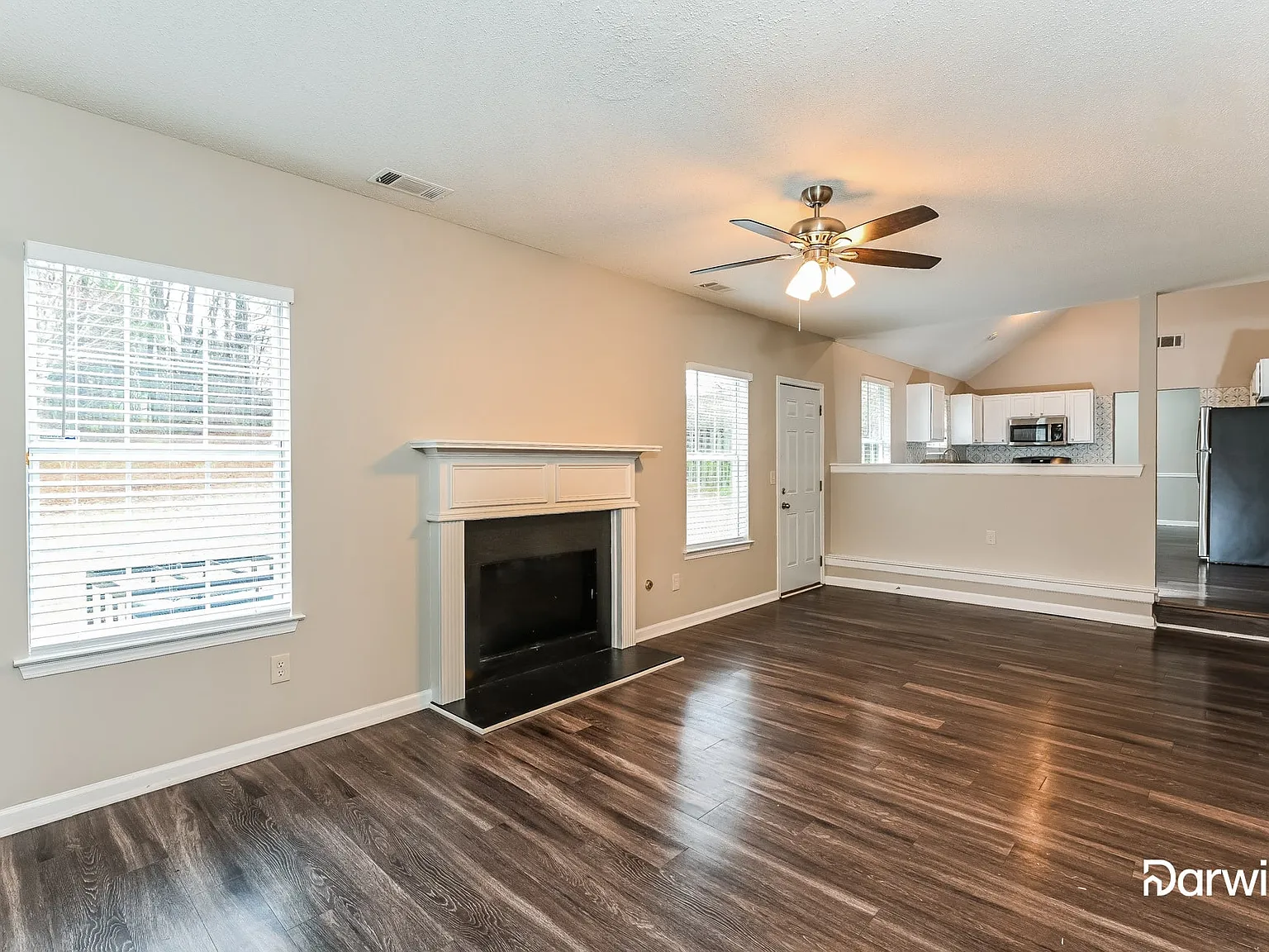 3 bed, 2.5 bath, 2112 sqft, $2,345 — Photo 4