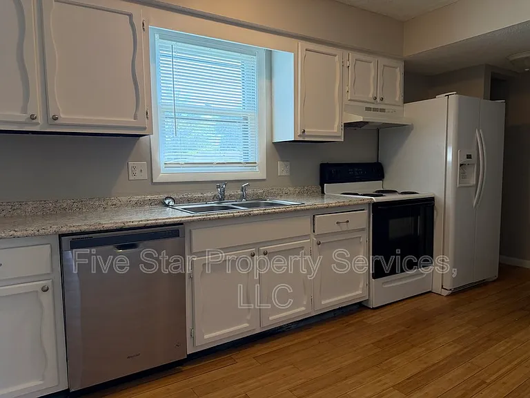 Lake Shore Apartments — Photo 12