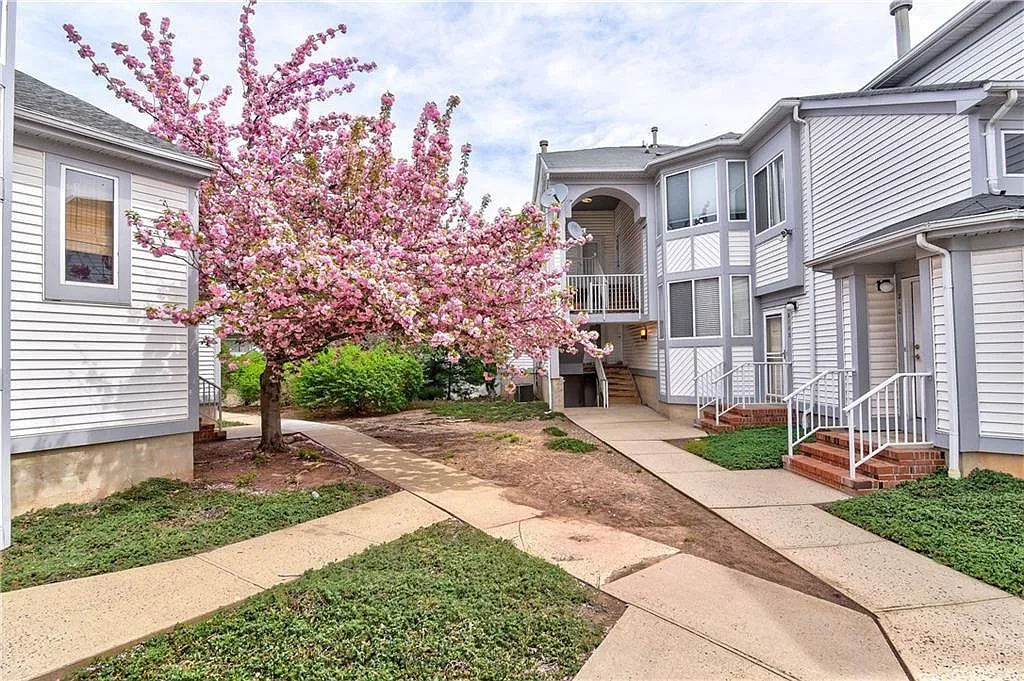 2 bed, 1196 sqft, $2,600 — Photo 2