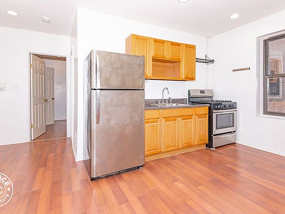 2nd image of 560 Lincoln Pl #Ll