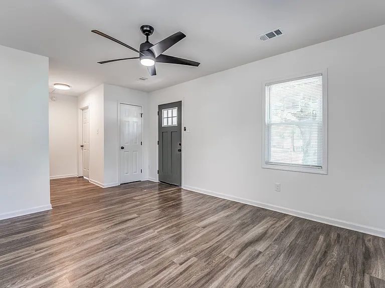 405 W Brooks Rd — Photo 7