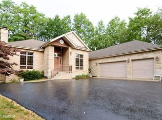 750 Castlewood Dr, Streamwood, IL 60107
