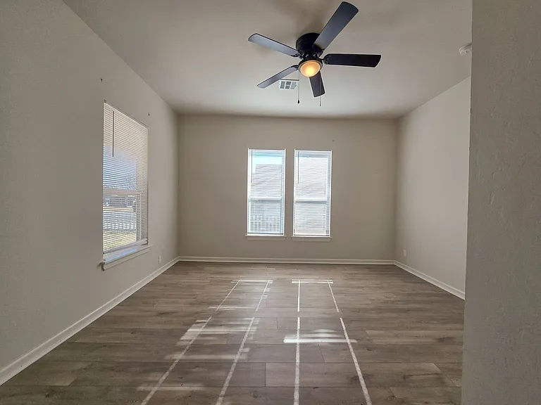 1224 N Market Ave — Photo 17