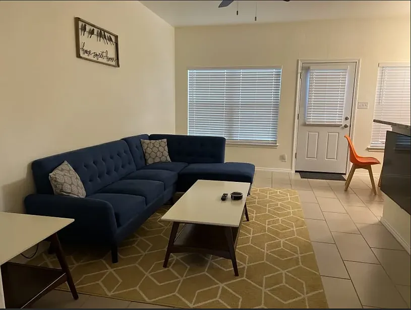 Standard Individual Bedroom w/ Shared Bathroom — Photo 4