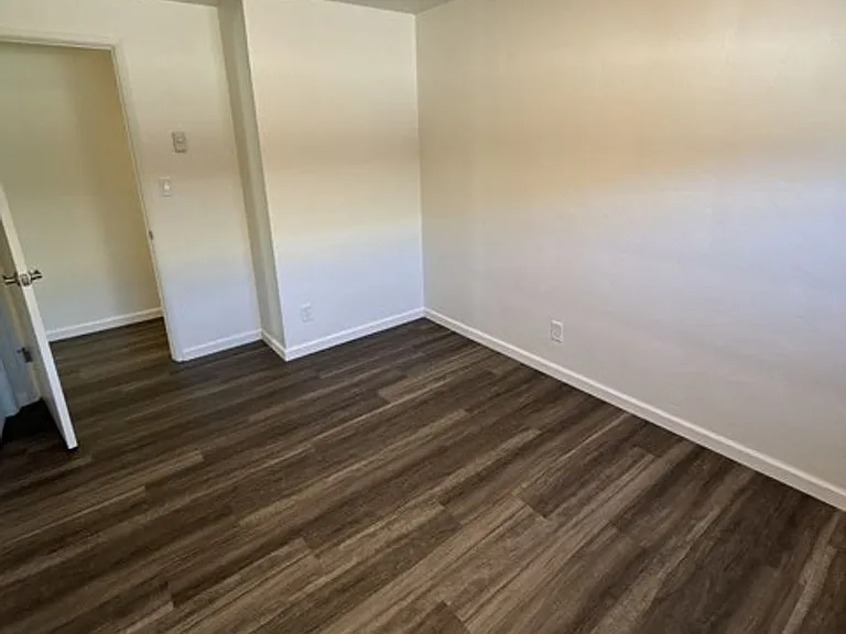 351 Clay St E — Photo 7