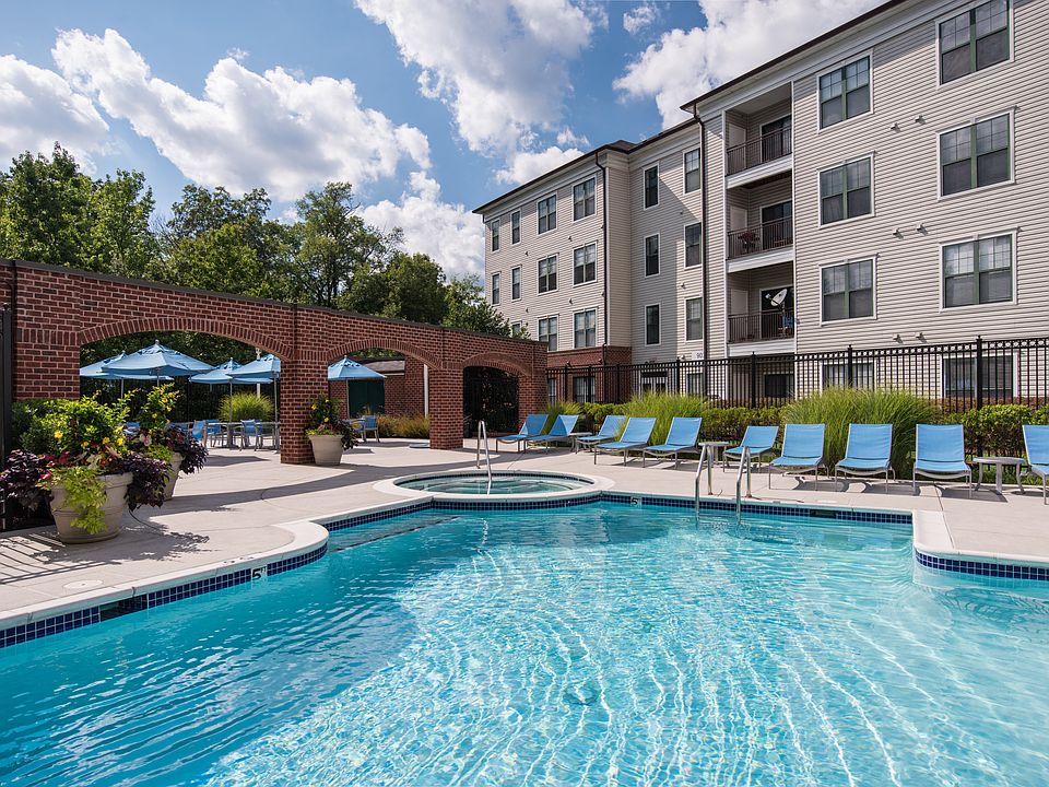Outdoor Resort-Style Pool, Hot Tub, and Sundeck