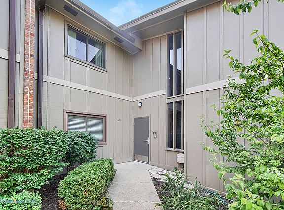 2nd image of 2S416 Emerald Green Dr Unit G