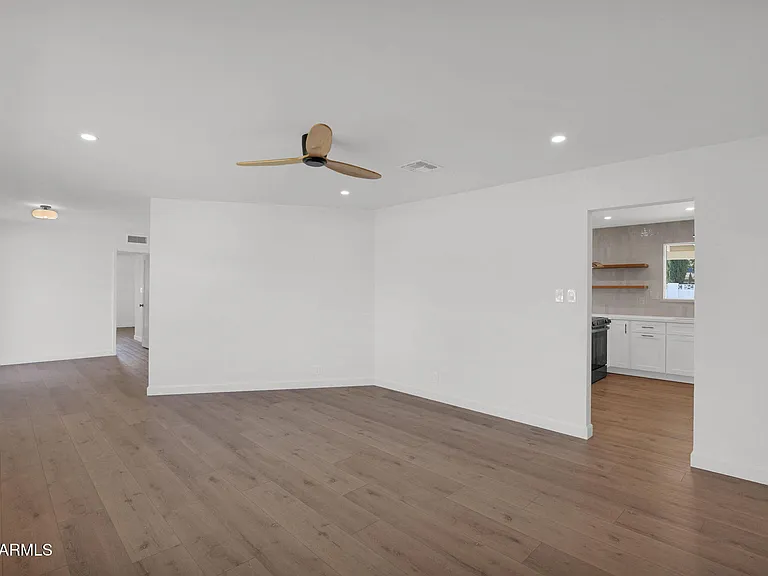 501 W Seldon Ln — Photo 24