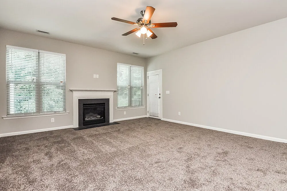 3 bed, 2.5 bath, 1982 sqft, $1,985 — Photo 3