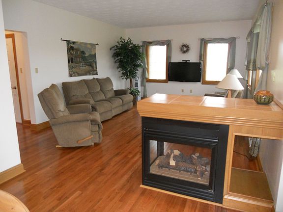 4th image of 1105 Blackthorne Dr