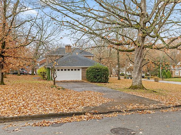 4th image of 185 Woodcliff Cir