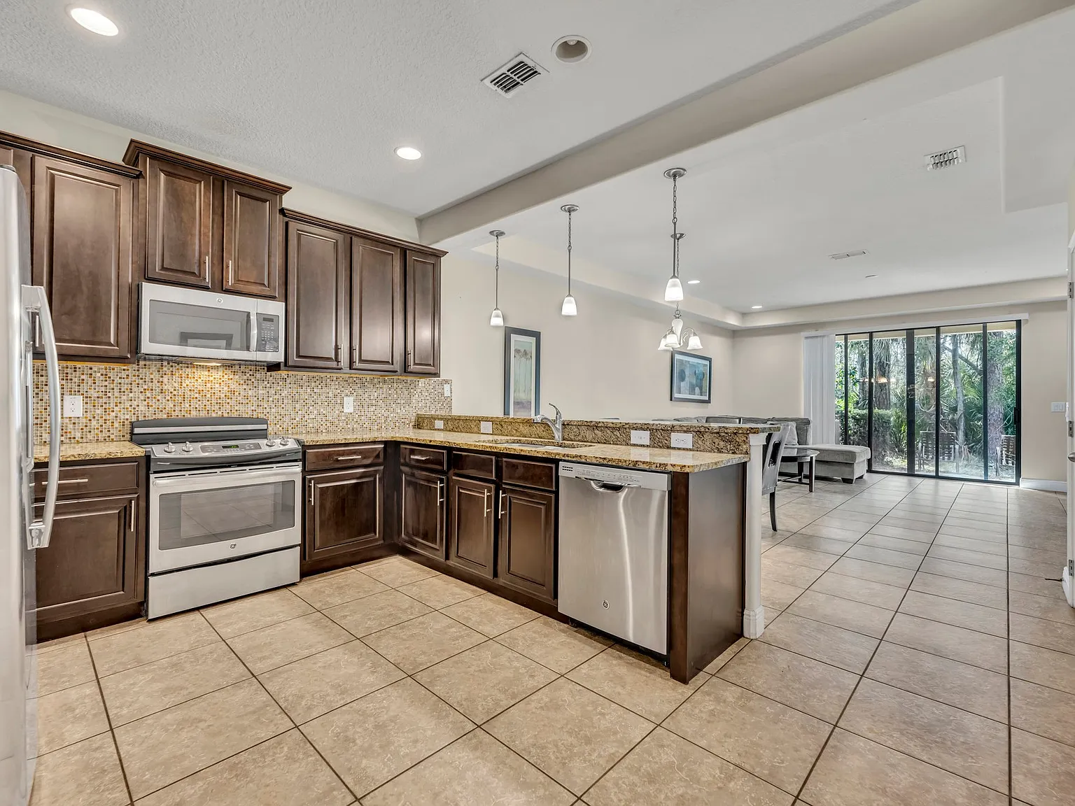 3 bed, 2.5 bath, 1632 sqft, $2,000 — Photo 4