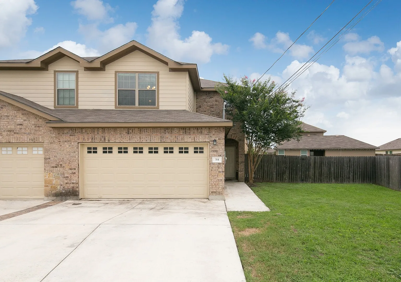 Available Now! Beautiful 3 Bedroom Duplex Located In New Braunfels, Texas! — Photo 1