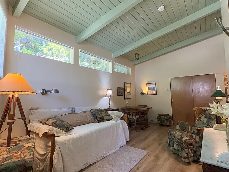 350 Chapman Dr — Photo 2