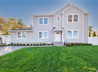 19 Stagg Ln, Commack, NY 11725