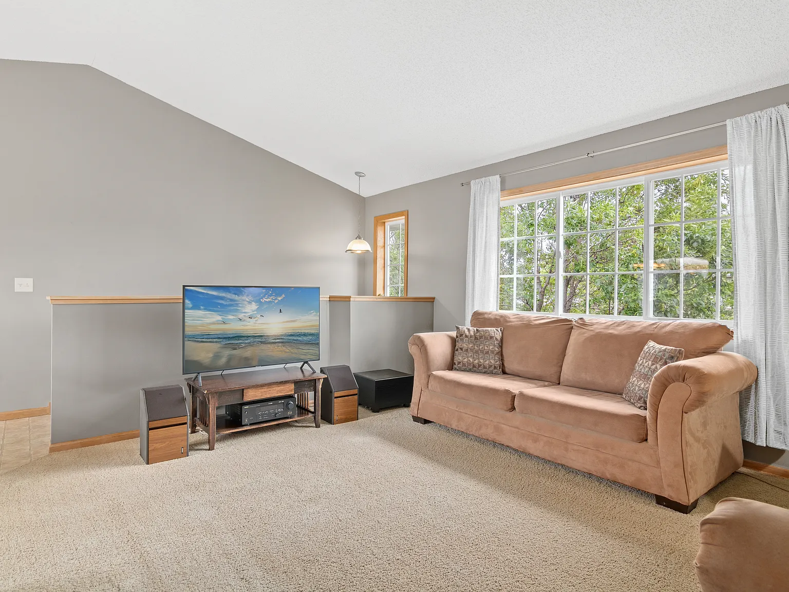 3 bed, 1.5 bath, 1258 sqft, $2,150 — Photo 2