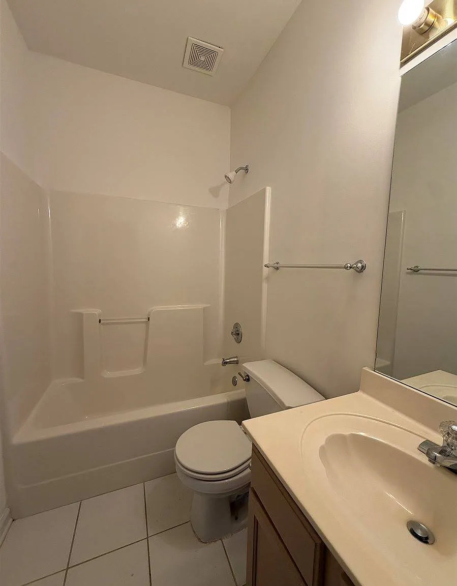 3 bed, $2,050 — Photo 4