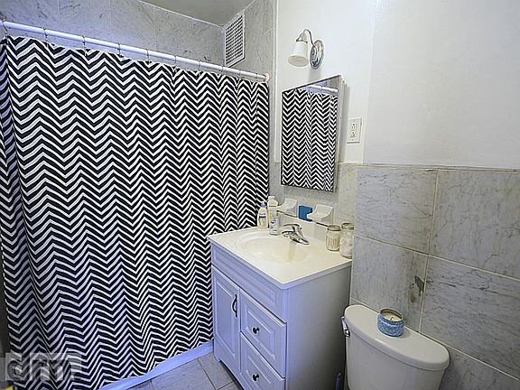 4th image of 200 W 70th St APT 14F