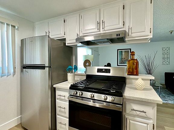 4th image of 11702 Menlo Ave #10