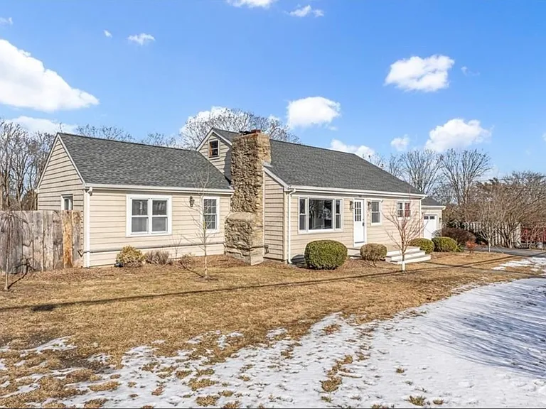 561 Boyds Ln — Photo 2