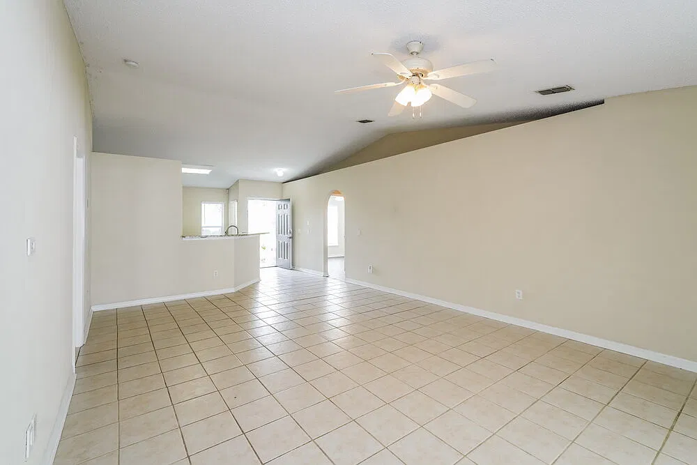 3 bed, 2.0 bath, 1424 sqft, $2,210 — Photo 3